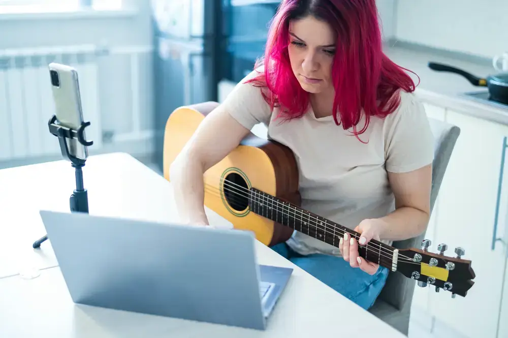 Joven aprendiendo guitarra